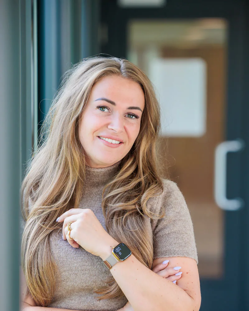Portret van Indira van den Dungen, HR-adviseur bij Thuis in HRM